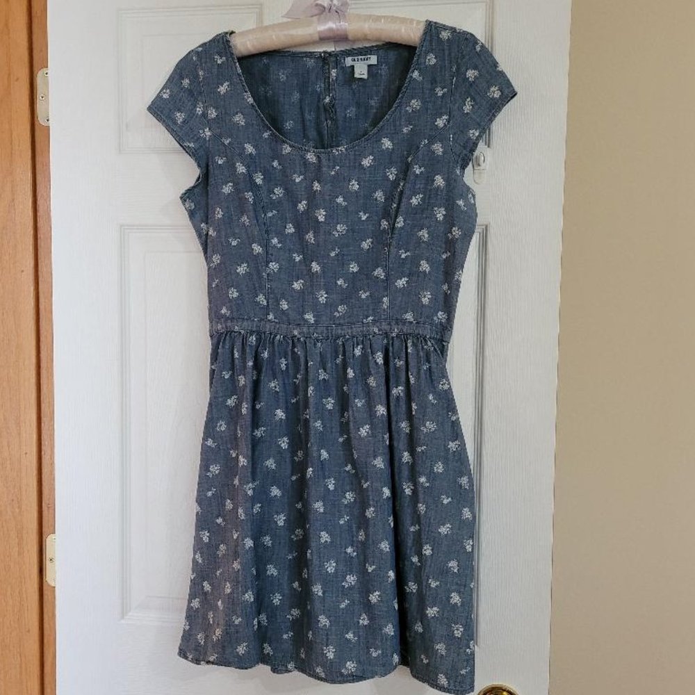 Old Navy Women 6 Denim Dress W Flowers Drop Waist